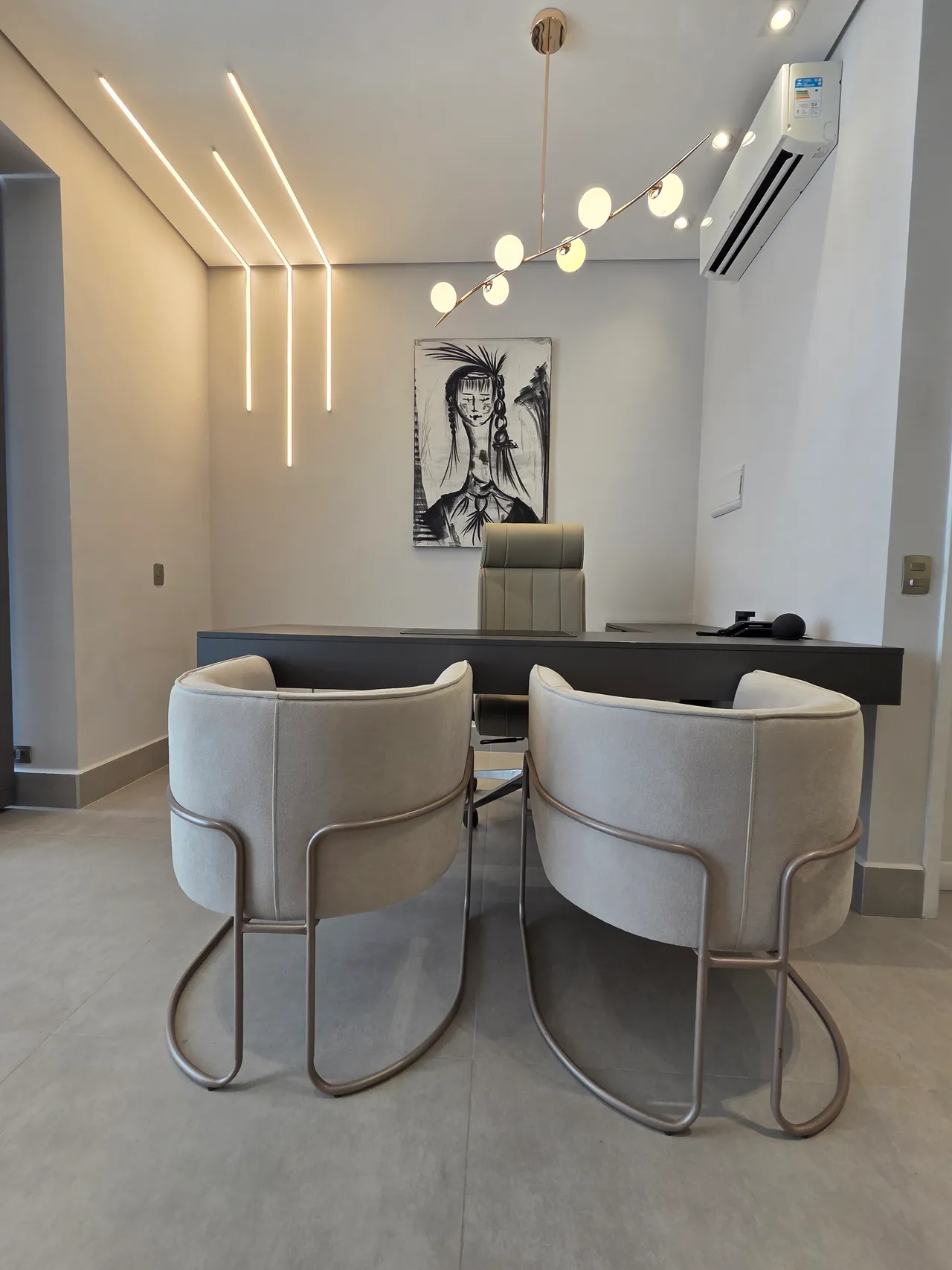 Escritório com poltronas modernas